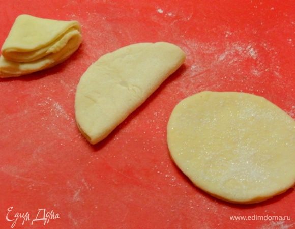 Кружки посыпать сахаром, свернуть сначала пополам, потом еще раз пополам.