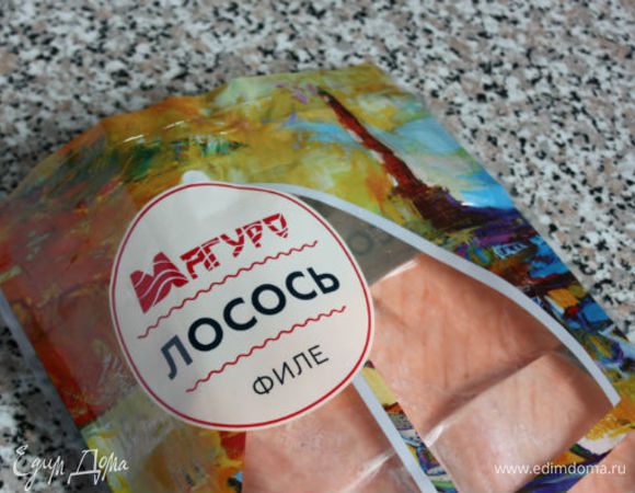 Замороженную рыбу разморозить и снять с нее кожу.


