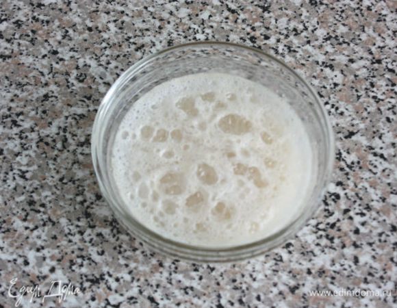 В теплую воду добавить сахар и дрожжи, перемешать хорошо, накрыть и оставить в теплом месте на 10–15 минут.