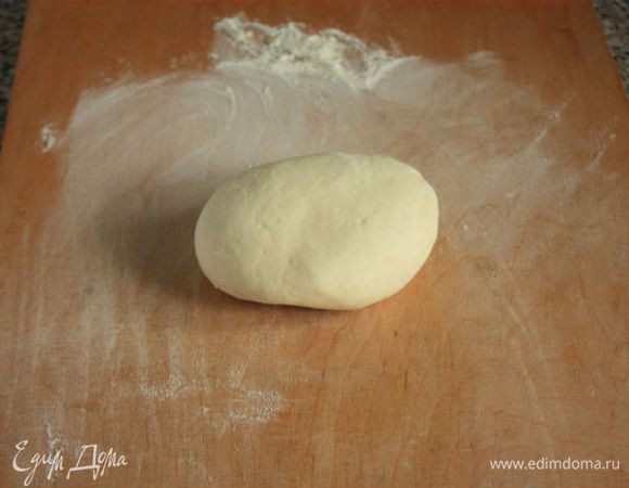 Собрать тесто в шар, перенести на чуть присыпанную мукой поверхность, хорошо вымесить в течении 10 минут. Тесто очень хорошо себя ведет: мягкое, эластичное, совершенно не прилипает к рукам или к доске. Мне не понадобилась мука для подпыления.
