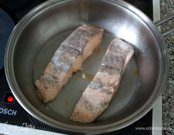 В это время приготовить начинку. Можно было для начинки брать сырую рыбу, ведь свиной фарш в подобные пирожки кладут сырой, а рыба гораздо быстрее готовится. Но я решила припустить филе лосося в сотейнике с небольшим количеством воды. Буквально 3–4 минуты под крышкой. 