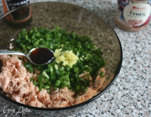 Затем рыбу остудить и размять на средние кусочки. Лук мелко нарезать. Имбирь не получилось правильно указать в ингредиентах. Нужен кусочек в 2 см. Его почистить и порубить или натереть на терке. Мне больше нравится второй вариант, тогда грубые волокна остаются на терке. К рыбе добавить лук, имбирь, соевый соус и рыбное желе.