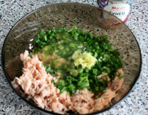 Желе добавляют в пирожки со свининой специально — варят крепкий бульон из свиных ножек, потом охлаждают, режут мелкими кубиками и добавляют в фарш. Мне не из чего было варить рыбный бульон, но я нашла выход: банка натурального тунца от ТМ «Магуро» содержит 3 ст. л. рыбного желе!)) Тунец отправился в салат (я его опубликую), а желе к лососю. Очень кстати мне пришла в голову эта идея — начинка получилась нежная, не сухая. Либо распустите  немного желатина в том «бульоне», в котором припускали рыбу и охладите.