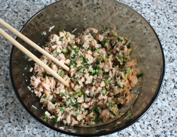 Начинку приправить перцем и солью по вкусу, хорошо перемешать. Учтите, что там уже есть соевый соус.