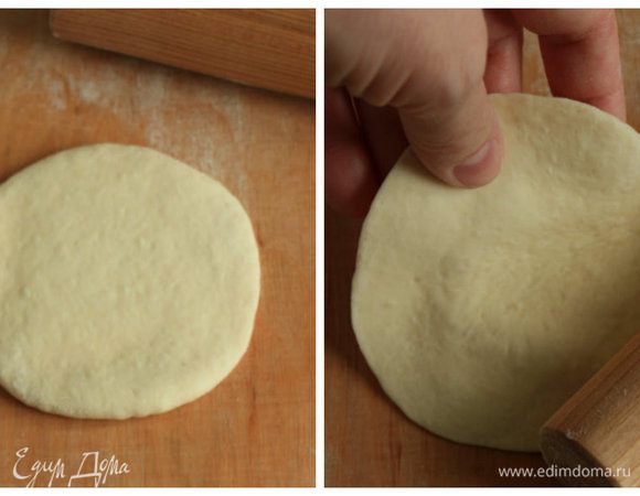 Теперь начинается самое интересное — раскатывание теста и лепка баоцзы.
Лепешечку из теста чуть раскатать, затем взять в левую руку дальний от вас край, приподнять, а ближний раскатывать, не доходя до середины (если вы правша.) Лепешку надо все время поворачивать против часовой стрелки, чередуя с накатыванием скалки. Таким образом, лепешка увеличится в диаметре, середина будет значительно толще, чем периметр.