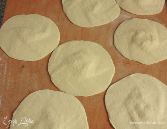 Диаметр лепешки рекомендуют 12–18 см. Для меня 12 см оказались идеальными.
Раскатайте все тесто и не забывайте прятать его под салфетку.