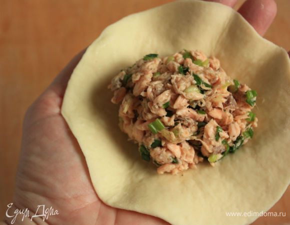 Взять кружок теста на левую ладонь, положить 1 ст. л. начинки (с очень большой горкой) .