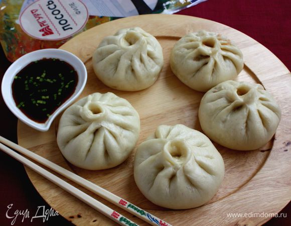 Ваше терпение и 5-минутное ожидание позволит получить великолепную текстуру и форму пирожков! Съесть баоцзы нужно сразу, горячими. Можно подавать с соевым соусом, смешанным с кунжутным маслом и рубленным зеленым луком.