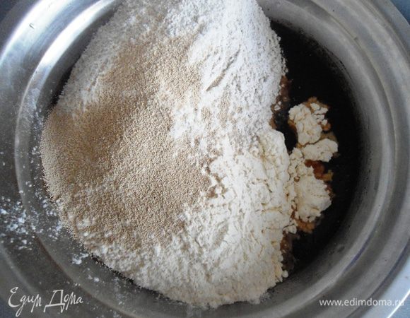 Всыпать три вида муки и дрожжи.