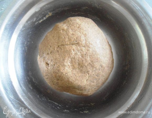 Замесить эластичное тесто. Месить не менее 5 минут, если нужно припылить стол мукой. Миску смазать маслом, выложить тесто, убрать в теплое место для расстойки на 1 час.