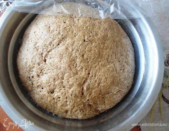 Вот так выросло тесто за это время. Тесто обмять.