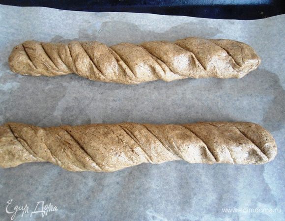 Сформировать 2 батончика, немного скрутить их и сделать надрезы. Противень смазать маслом и поместить на него хлеб. Оставить на 30 минут на окончательную расстойку.