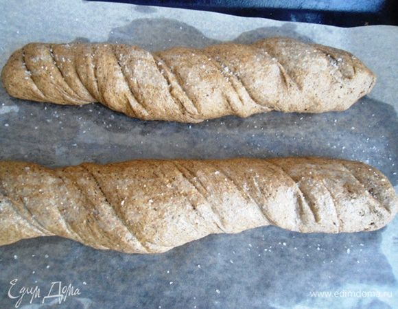 Хлебцы смазать водой и присыпать крупной солью. Выпекать в разогретой до 180°C духовке 25 минут. Готовые хлебцы остудить.