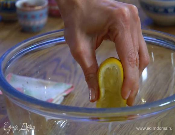 Из цитрусовых выжать сок: из половинки грейпфрута — 2 ст. ложки, из половинки апельсина — 2 ст. ложки, из половинки лимона — 1 ст. ложку.