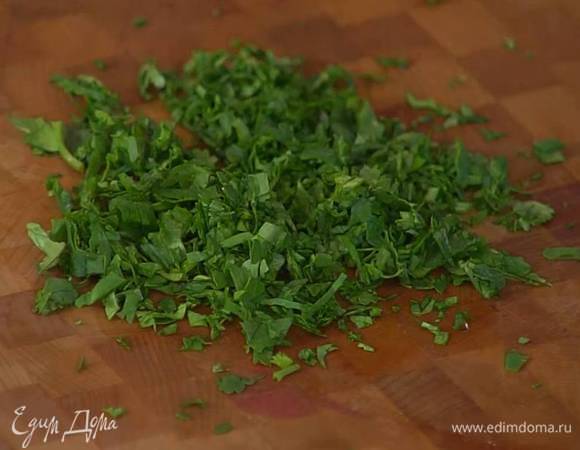 Кинзу очень мелко порубить.
