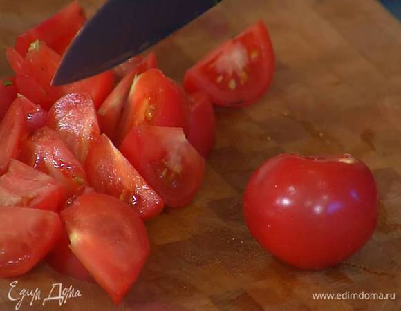 Помидоры нарезать небольшими дольками, залить 1/3 соуса Эбара и дать постоять.
