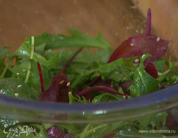 Листья салата выложить в миску, полить 1/3 соуса Эбара и перемешать.
