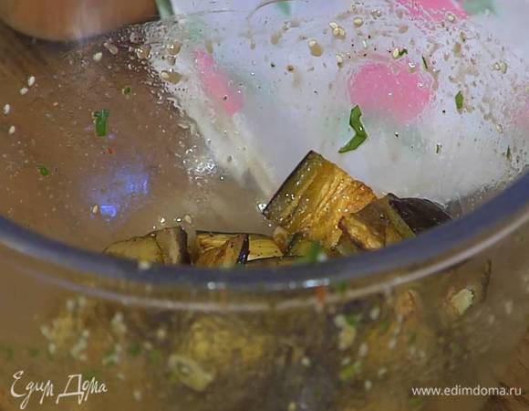 Горячие запеченные баклажаны выложить в миску с оставшимся соусом и все перемешать.