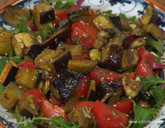 Листья салата выложить в большое блюдо, сверху поместить помидоры и баклажаны.