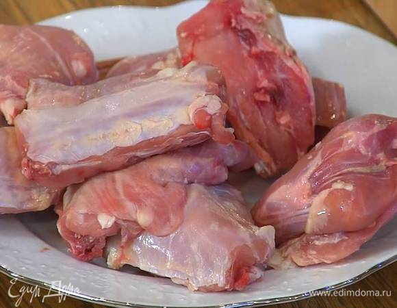 Тушку кролика разрезать на небольшие куски.