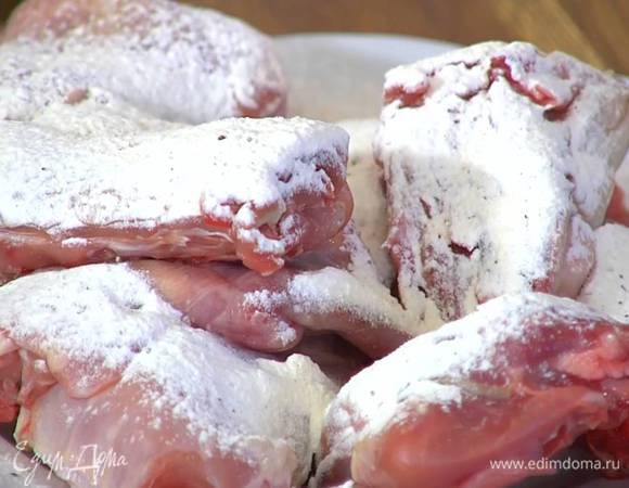 Перемешать 2‒3 ст. ложки муки со щепоткой соли и перца и обвалять кусочки кролика.