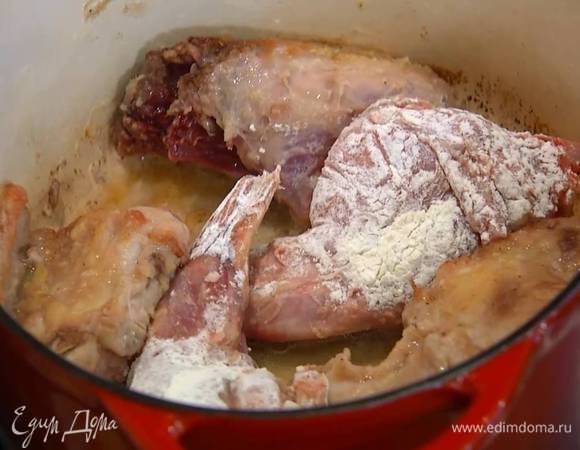 Разогреть в тяжелой кастрюле сливочное масло и 2 ст. ложки оливкового масла и обжаривать мясо со всех сторон до появления золотистой корочки.