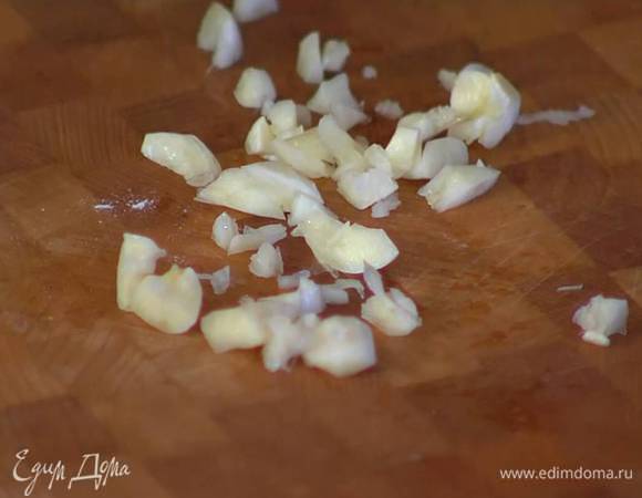 Чеснок почистить и порубить.