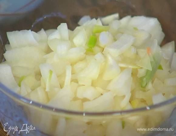 Морковь и лук почистить и некрупно нарезать.