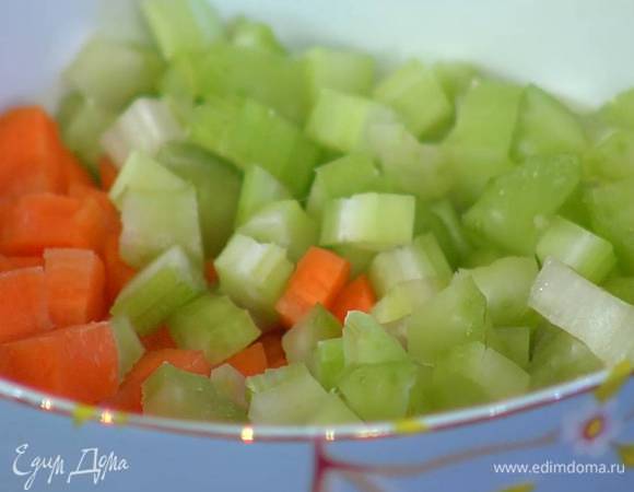 Стебель сельдерея порезать небольшими кусочками.