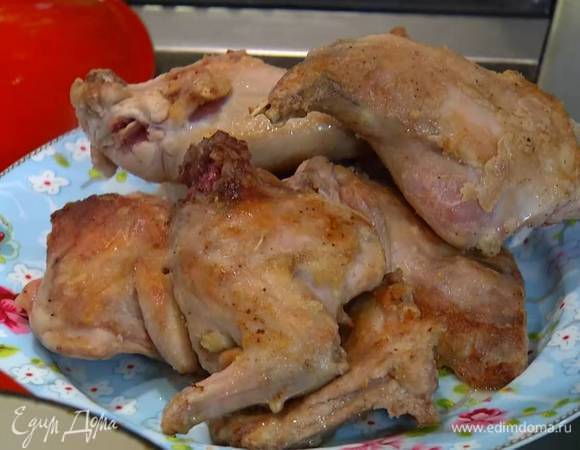 Обжаренного кролика переложить на тарелку, в кастрюлю выложить подготовленные овощи, если нужно, добавить масла и все слегка обжарить.