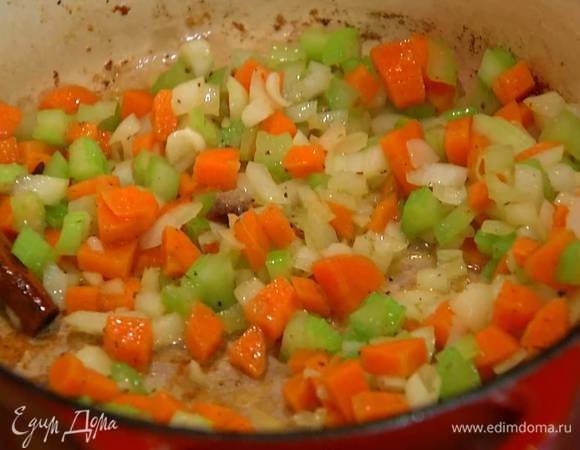 Добавить гвоздику, разломленную пополам палочку корицы, посолить, поперчить, перемешать и обжаривать, пока овощи не станут мягкими.