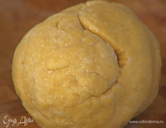 Приготовить тесто: в чаше комбайна соединить 350 г муки, яйца, желтки и соль, все вымешать крюком для теста, затем выложить на присыпанную мукой рабочую поверхность и вымешивать руками 3‒5 минут, пока не получится крутое эластичное тесто, завернуть его в пищевую пленку и отправить в холодильник.