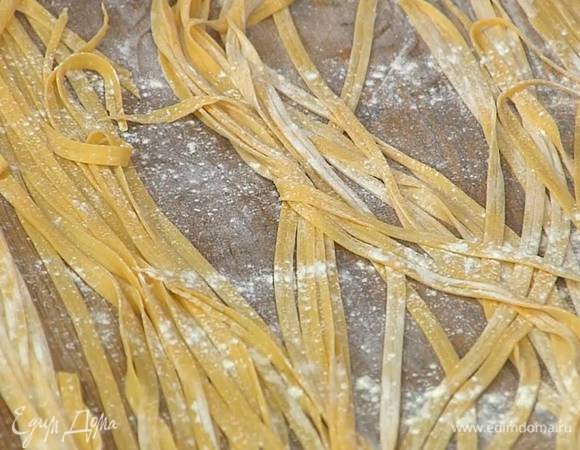 Отдохнувшее тесто тонко раскатать и нарезать узкими полосками (можно воспользоваться специальной машинкой), затем присыпать лапшу оставшейся мукой и дать слегка подсохнуть.