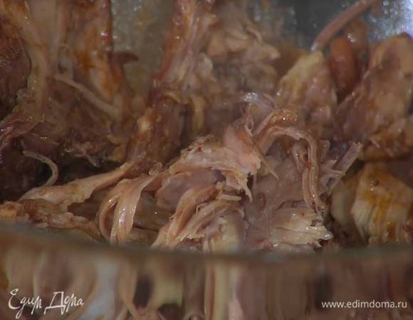 Готовое мясо кролика отделить от костей и выложить в глубокую посуду.