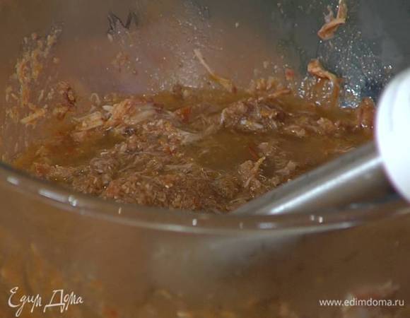 В кастрюлю с соусом влить оставшееся красное вино, перемешать и дать постоять пару минут, затем, удалив корицу и гвоздику, перелить соус к мясу кролика, добавить горячий овощной бульон и измельчить рагу блендером, так чтобы остались небольшие кусочки мяса.