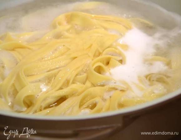 Лапшу отваривать в кипящей подсоленной воде 2 минуты.