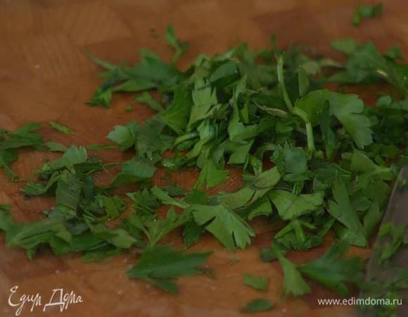 Петрушку мелко порубить.
