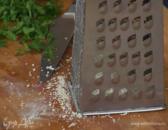 Сыр натереть на мелкой терке.