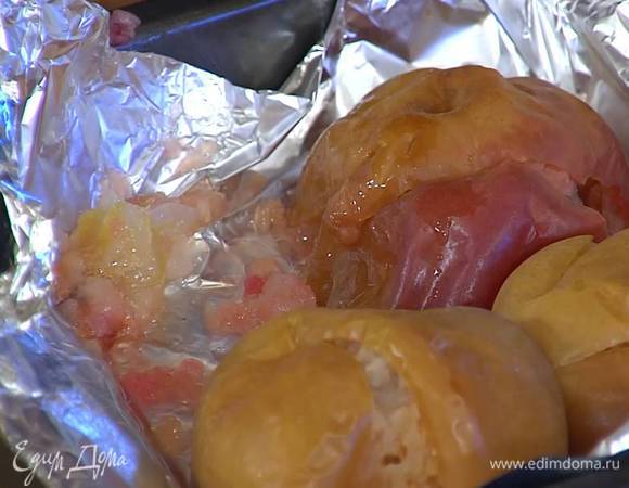 Яблоки завернуть в фольгу, поместить в небольшой противень и запекать в разогретой духовке в течение часа.