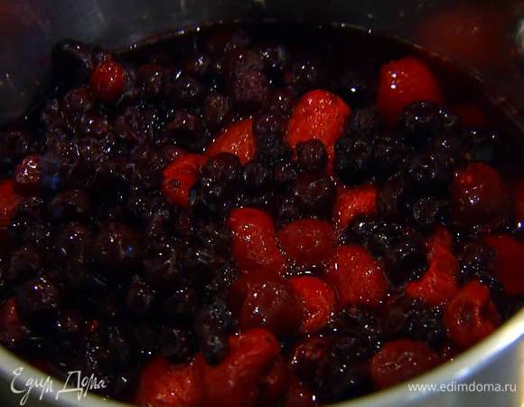 Клубнику, вишню и черную смородину предварительно разморозить, затем вместе с соком поместить в кастрюлю, влить 100 мл воды и довести все до кипения.