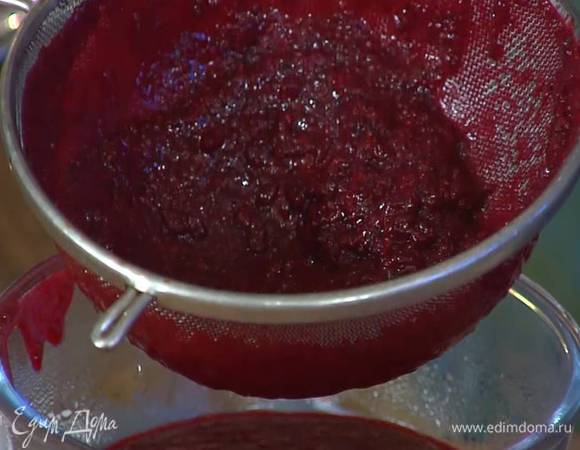Горячие ягоды взбить погружным блендером, затем протереть массу через мелкое сито — должно получиться 500 г ягодного пюре.