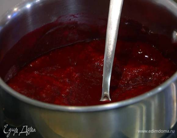 Ягодную массу вернуть в кастрюлю, всыпать агар-агар, перемешать и кипятить на среднем огне 3 минуты.