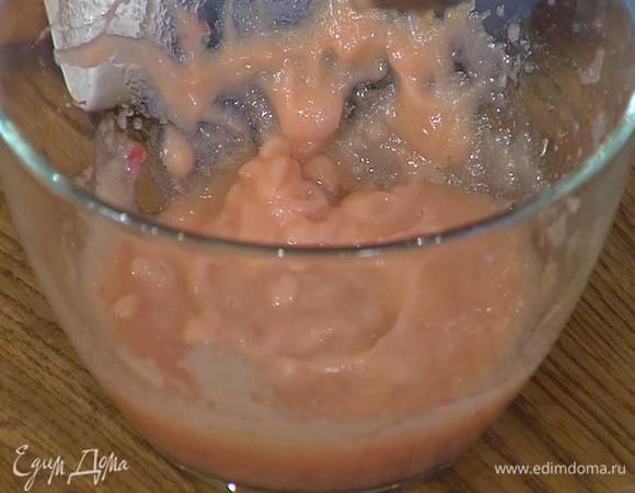 Из запеченных яблок ложкой вынуть мякоть и измельчить блендером, затем добавить стевию и все перемешать.