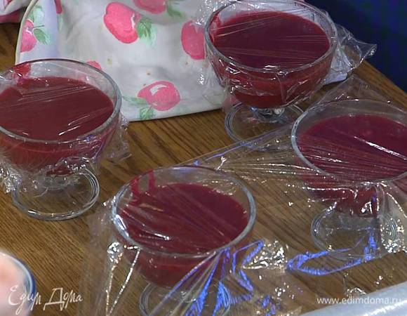 Горячую ягодную массу влить в яблочное пюре, перемешать, разлить в формочки и накрыть пищевой пленкой.