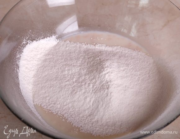 Дрожжи растереть с сахаром , молоко нагреть до теплого состояния (35–40°C) и добавить к дрожжам. Перемешать. Просеять в дрожжевую смесь муку