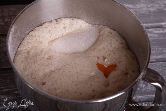 В чашу кухонной машины просеять муку, добавить подошедшую опару, желтки, сахар и соль.