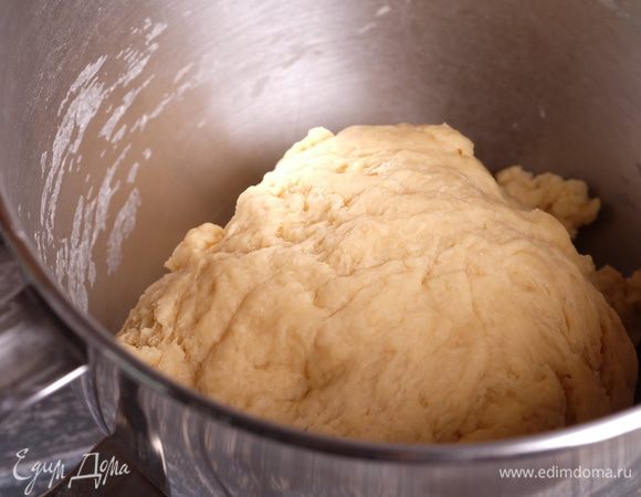 Замесить достаточно тугое тесто. Оставить его «отдыхать» полчаса.