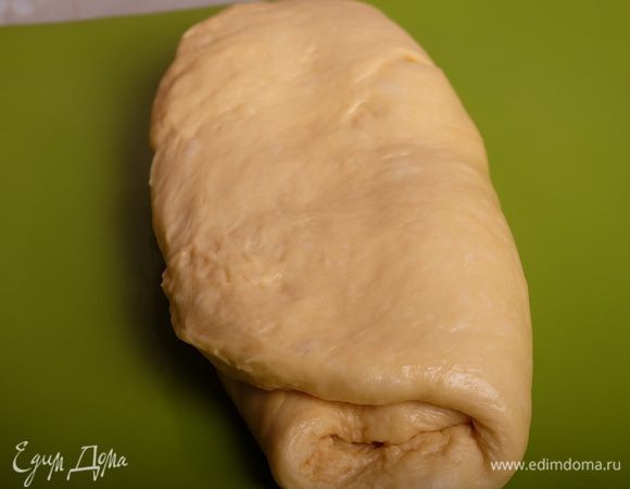 Сложить тесто втрое внахлест .