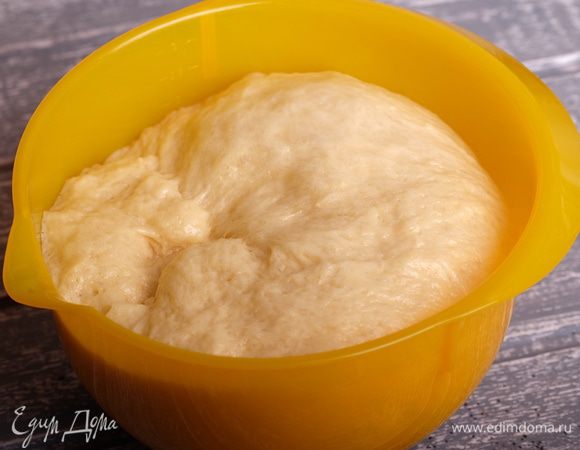 Повторить растяжку-складывание еще 3 раза. В конце шар «округлить» и снова поместить в чашу, накрыть пленкой и оставить подходить еще на 2–3 часа. Тесто снова увеличится минимум в 3 раза.