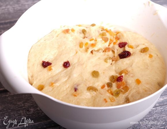 Вмешать в тесто изюм, цукаты, вяленую клюкву.